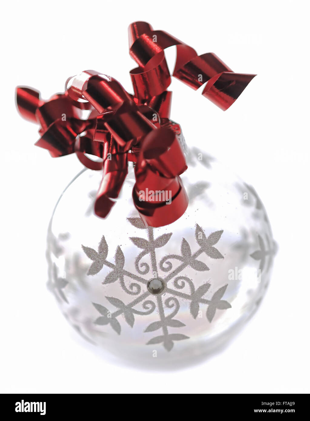 Boule de Noël transparente avec ruban rouge isolé sur fond blanc Banque D'Images