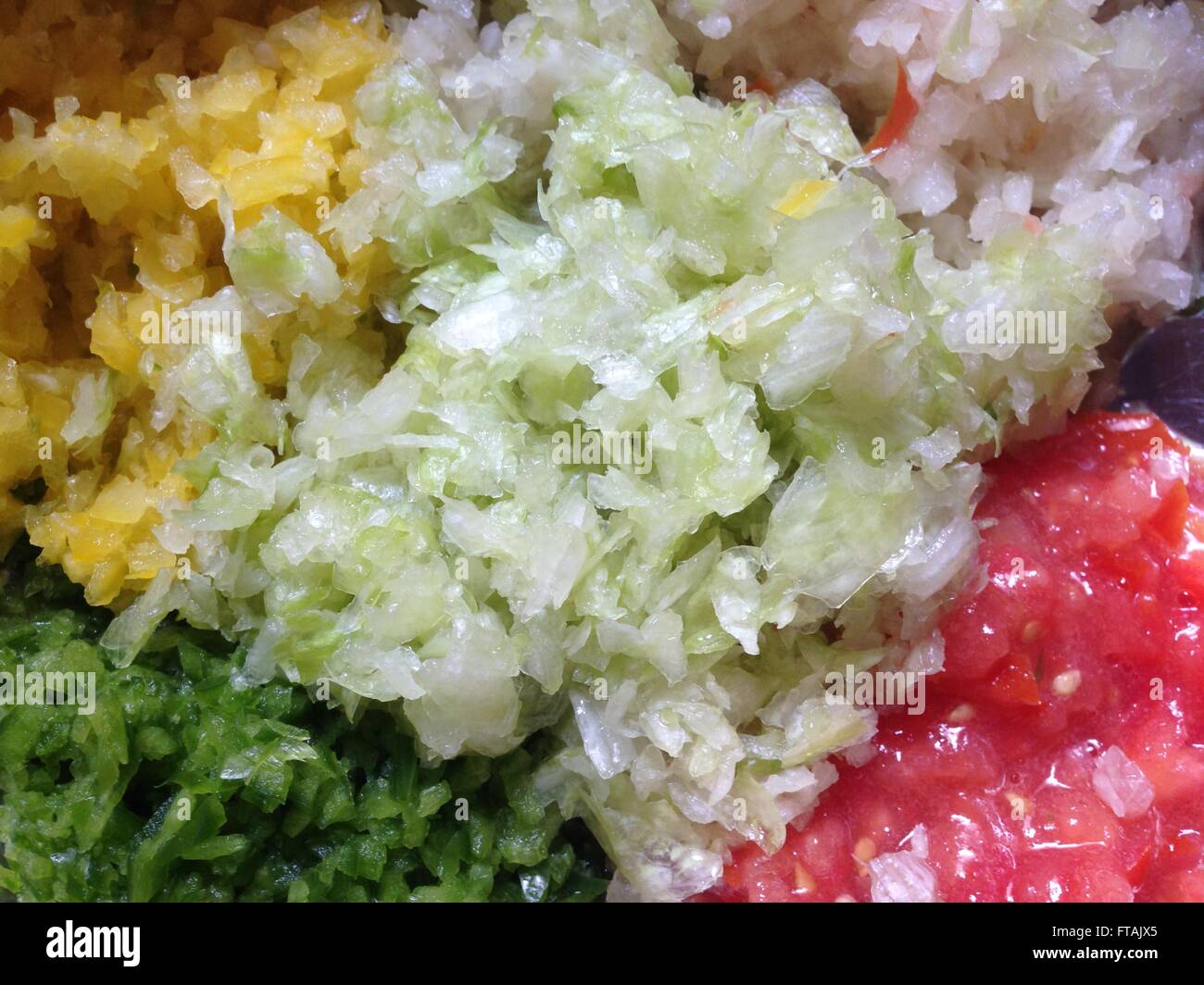 Collage de légumes hachés crus afin de préparer de délicieux sauté. Méthode de cuisson lente Banque D'Images