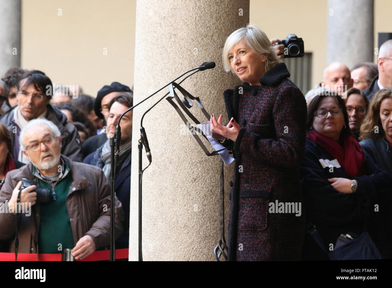 Des centaines de personnes affluent vers le château des Sforza de Milan pour rendre hommage à l'écrivain italien Umberto Eco, qui est décédé le vendredi (19Dec16). Avec : Stefania Giannini Où : Milan, Italie Quand : 23 02 2016 Credit : IPA/WENN.com **Uniquement disponible pour pub Banque D'Images