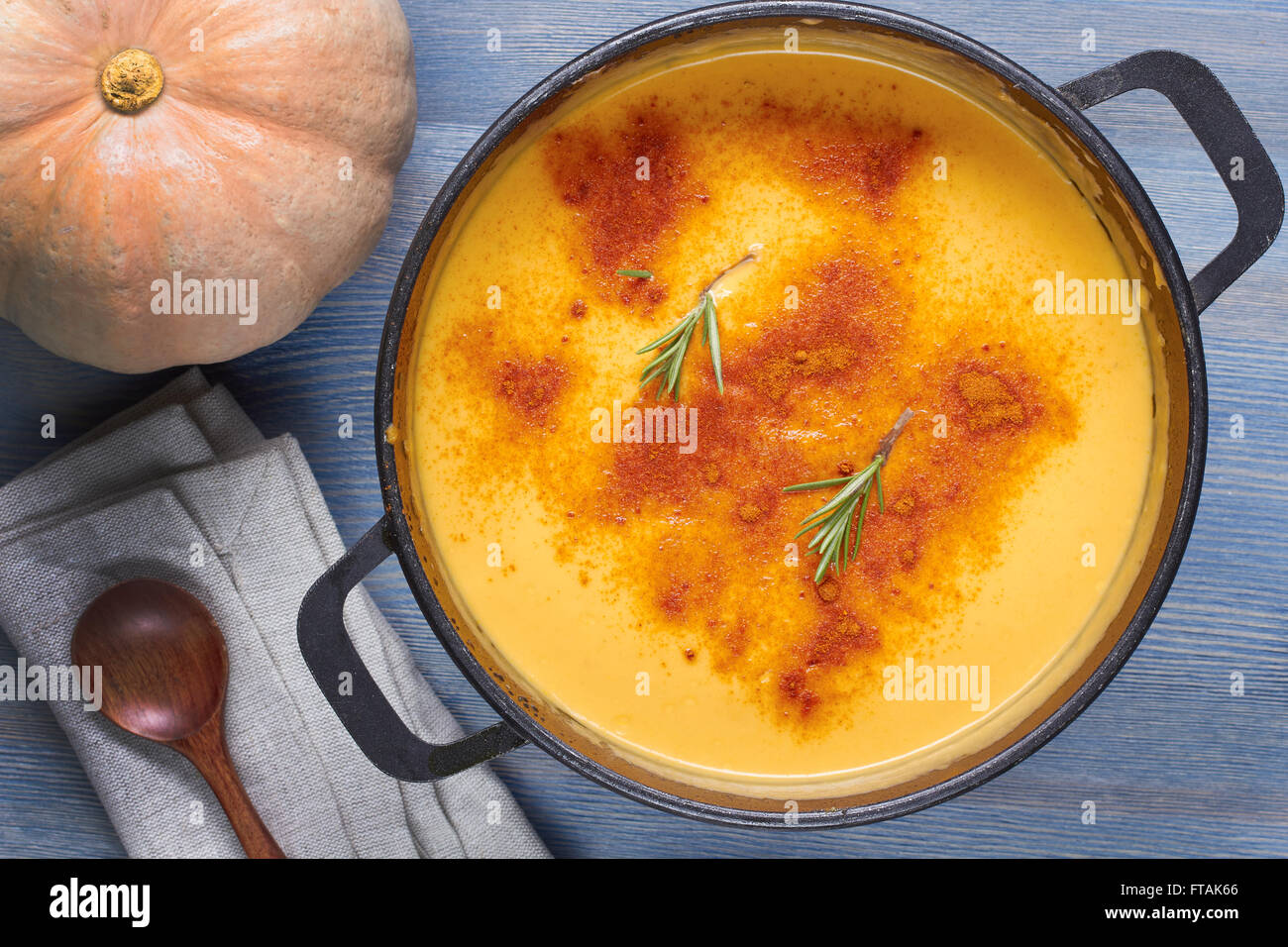 Soupe au potiron en pot sur table en bois Banque D'Images