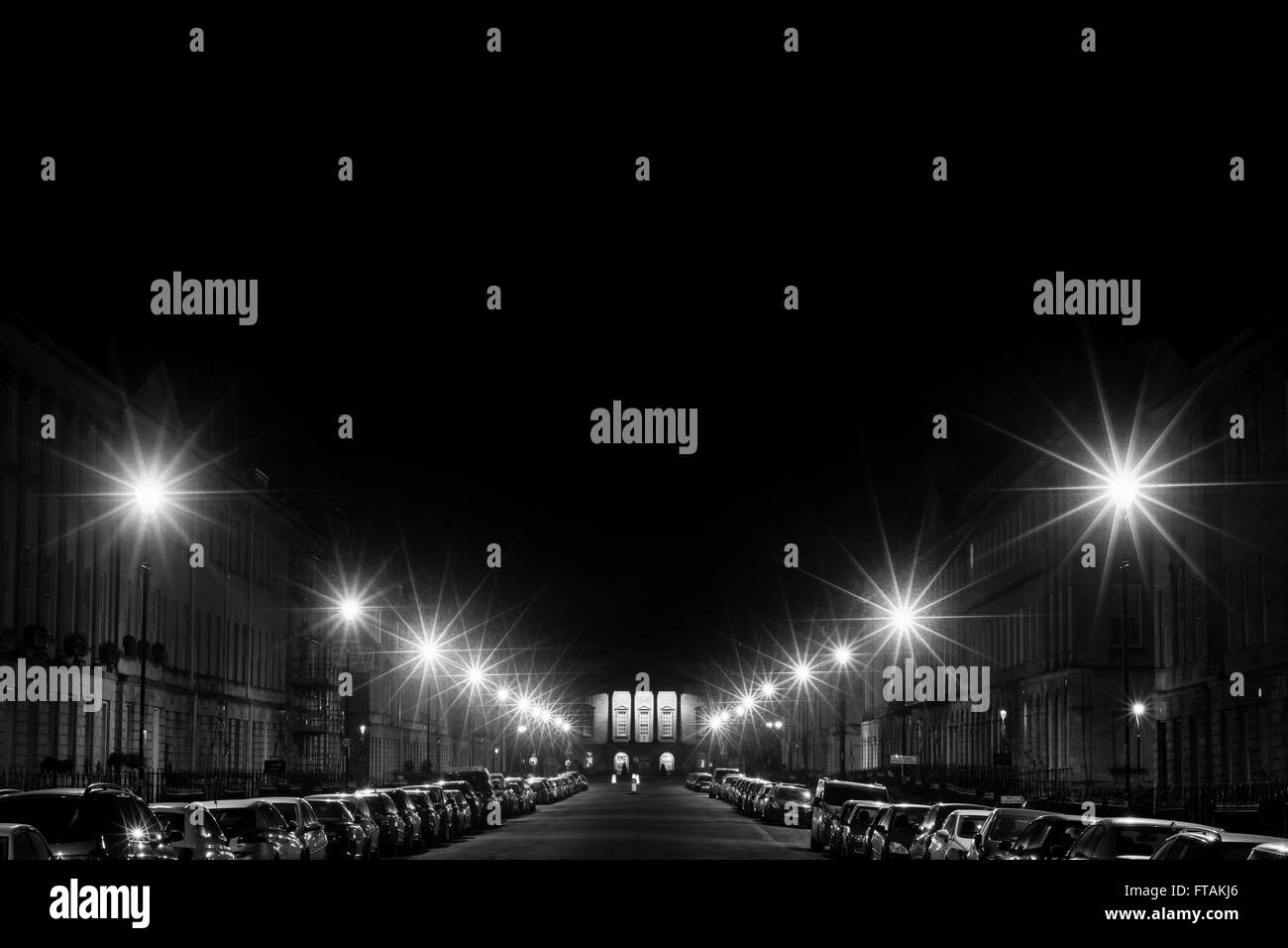 Pulteney Street la nuit, en regardant vers le Holburne Museum. Une large rue près du centre de la ville du patrimoine mondial de l'UNESCO Banque D'Images