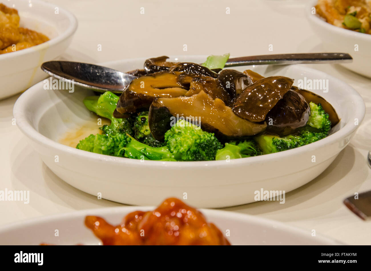 Un plat chinois de champignons et brocolis. Banque D'Images