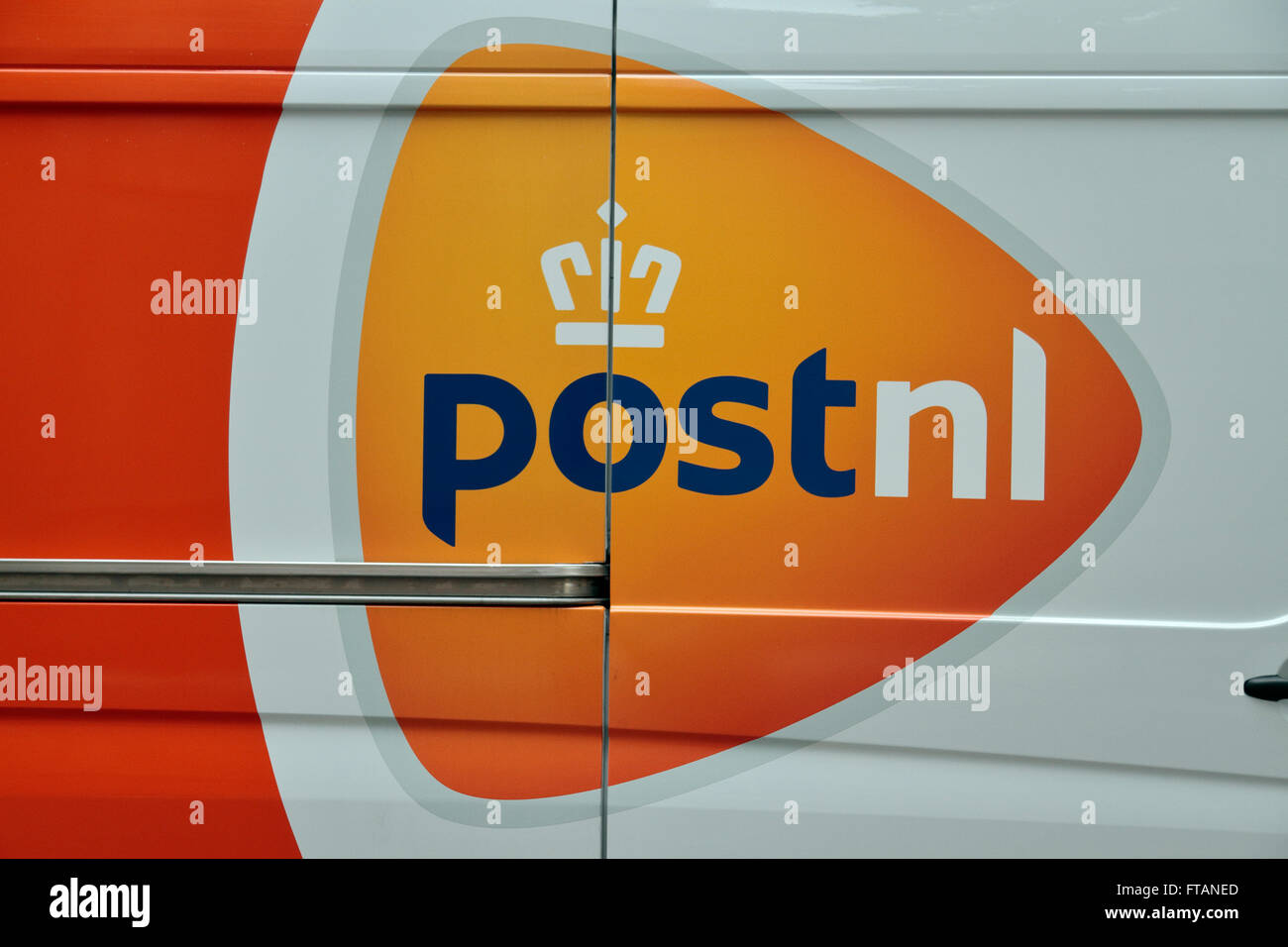 Le Postnl logo sur un van à La Haye, aux Pays-Bas. Banque D'Images