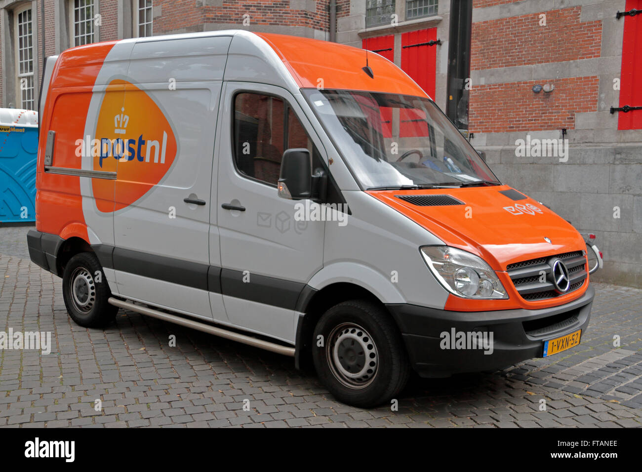 Un Postnl van à La Haye, aux Pays-Bas. Banque D'Images