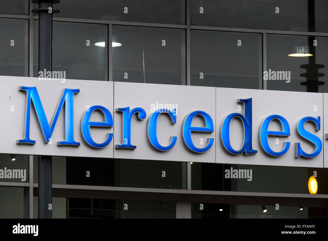 Signe Mercedes logo. Banque D'Images