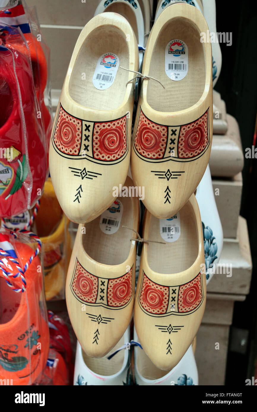 Paires de sabots hollandais traditionnel en vente dans une boutique  touristique à La Haye, aux Pays-Bas Photo Stock - Alamy