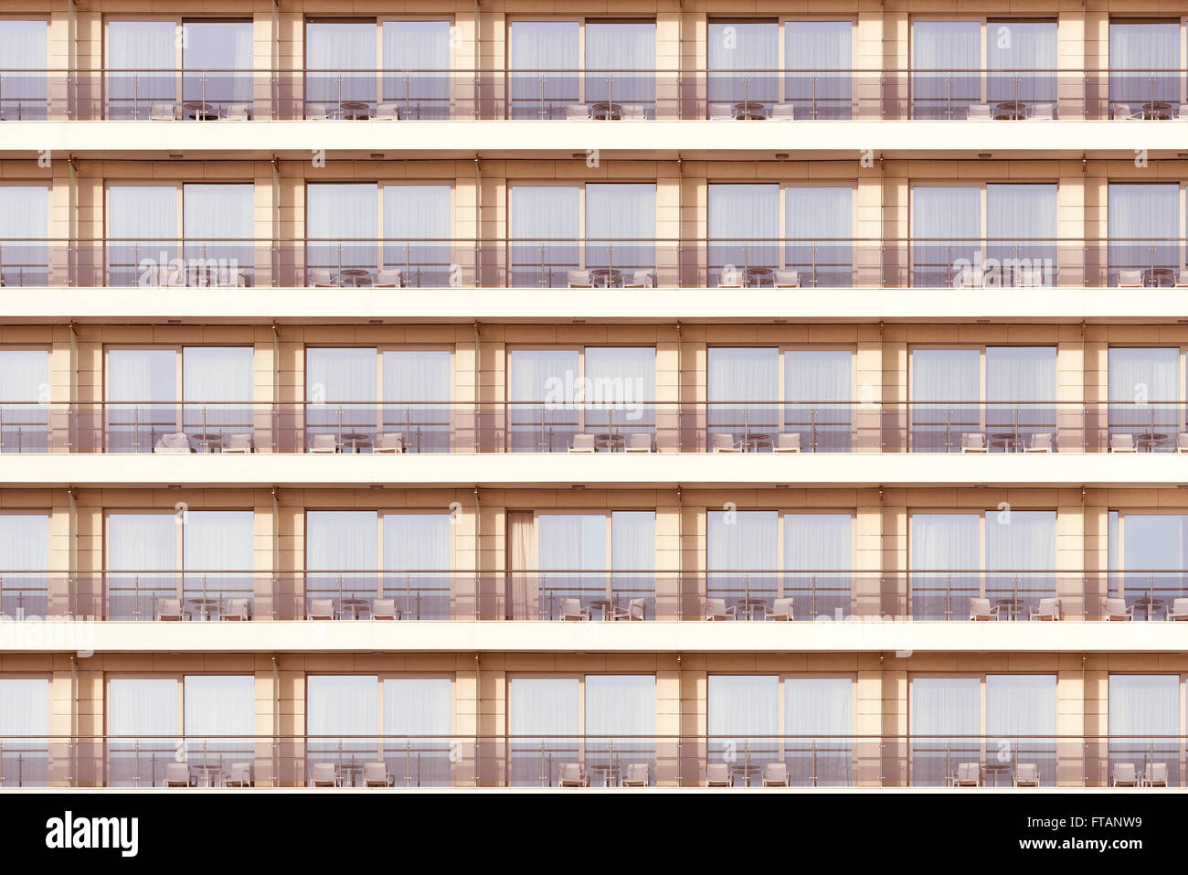 Fenêtres et balcons de l'hôtel à l'heure du coucher du soleil. Banque D'Images