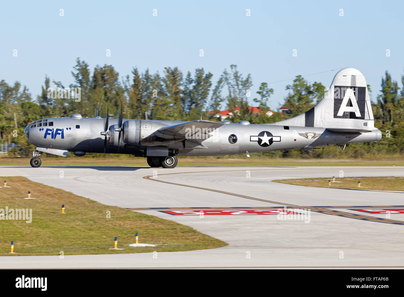 Boeing B-29 'Fifi' à l'atterrissage à l'aéroport de Naples, Floride Banque D'Images