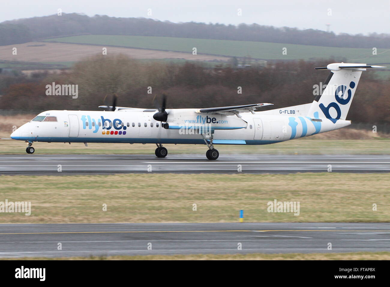 G-FLBB, un de Havilland DHC-8-400 (ou Bombardier Q400), exploité par la compagnie aérienne Flybe, au cours de la formation à l'aéroport de Prestwick. Banque D'Images