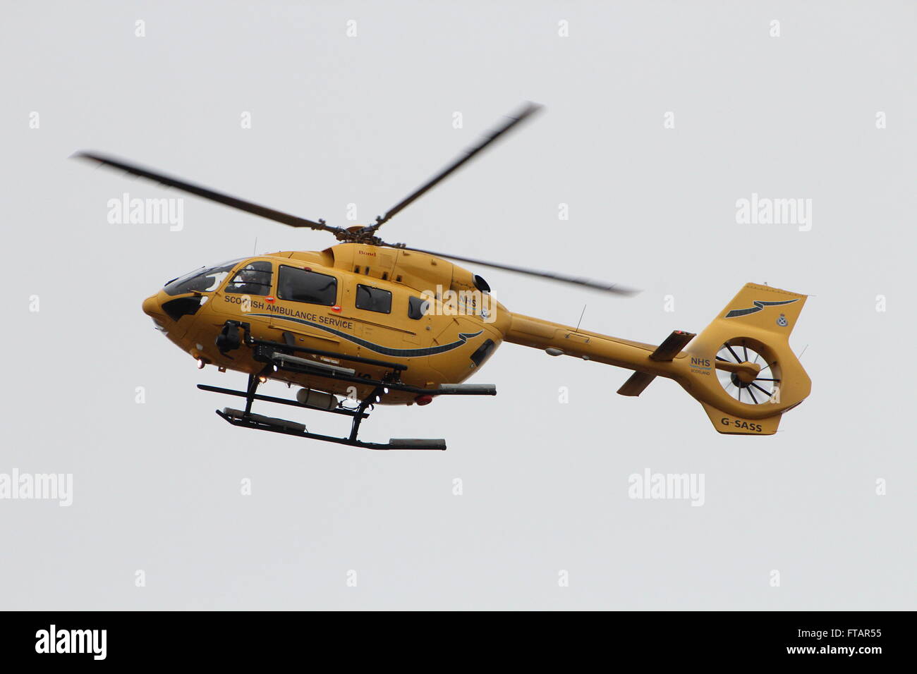 G-SASS, un Eurocopter EC145 (Airbus H145) exploité par Bond Helicopters pour le service d'ambulance aérienne de NHS Scotland, à l'aéroport de Prestwick, dans le Ayrshire. Banque D'Images