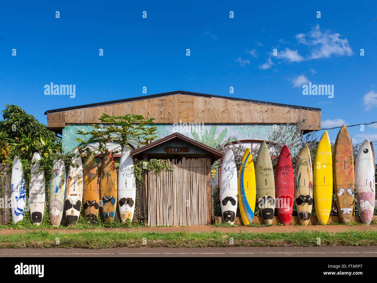 Une clôture faite de planches à voile : unique, fun, voyage local attractions touristiques à Paia, Maui, Hawaii Banque D'Images