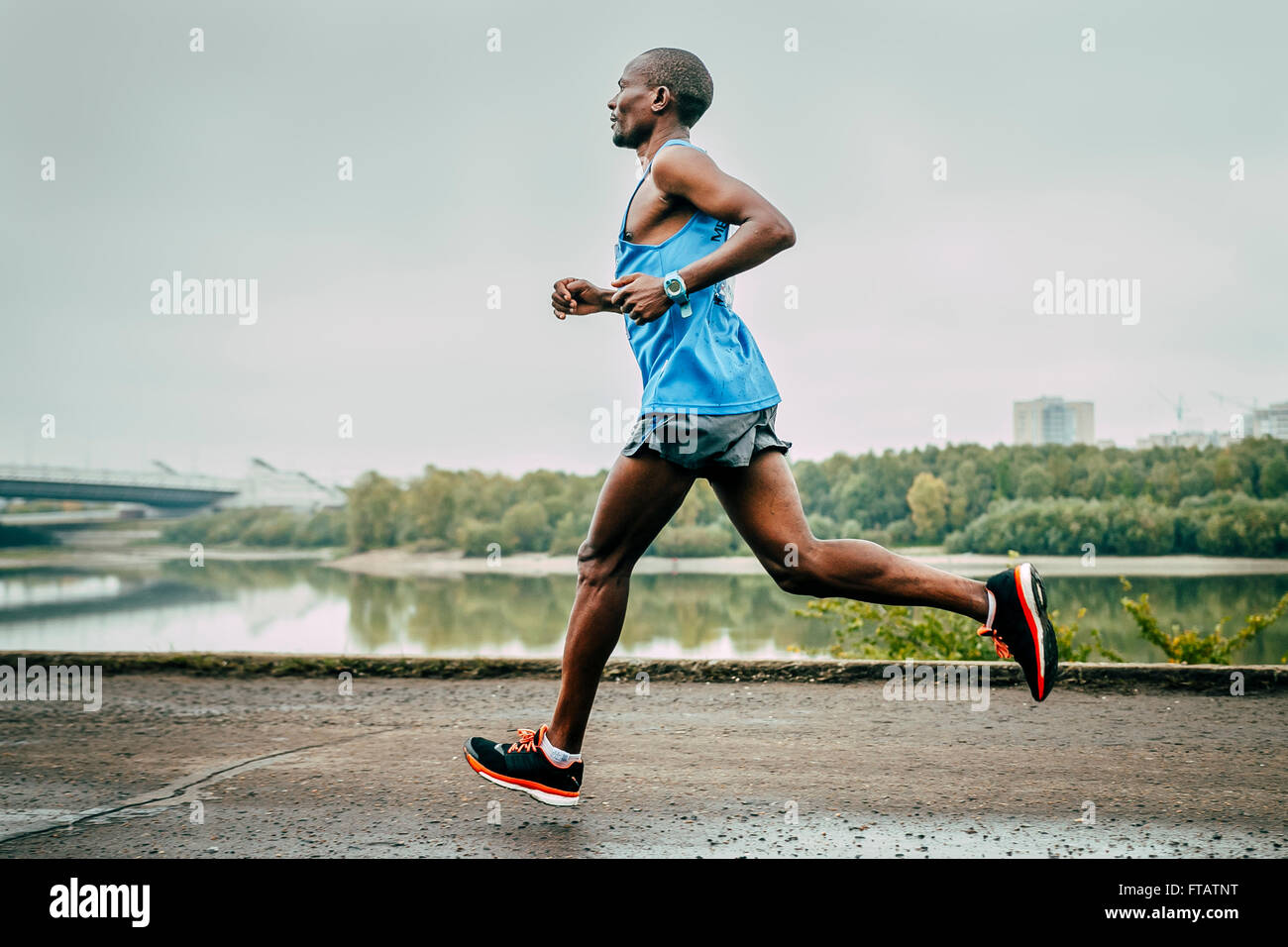 Omsk, Russie - 20 septembre 2015 : John Kyui Kenyan runner exécute le long de la rivière pendant le marathon international de Sibérie Banque D'Images