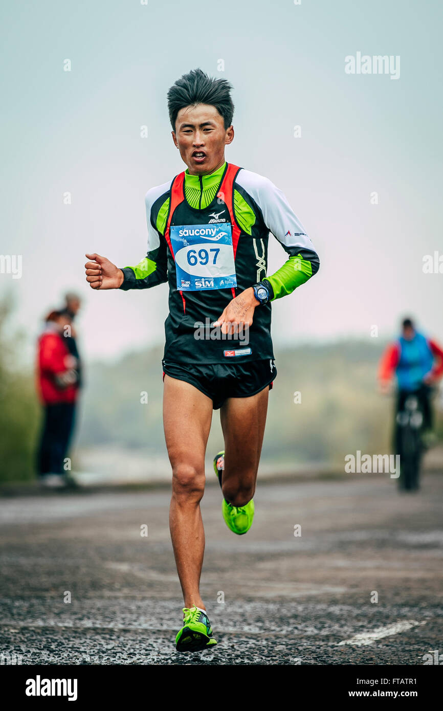 Omsk, Russie - 20 septembre 2015 : young runner de l'apparence de l'Asie en marche le long de la rivière pendant le marathon international de Sibérie Banque D'Images