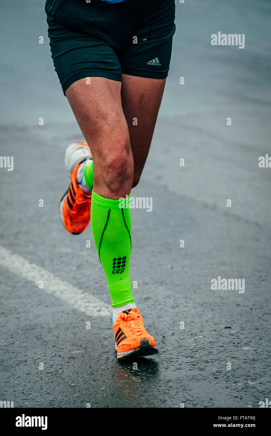 Omsk, Russie - 20 septembre 2015 : Gros plan du pied d'athlète les hommes d'exécution sur l'asphalte humide pendant le marathon international de Sibérie Banque D'Images