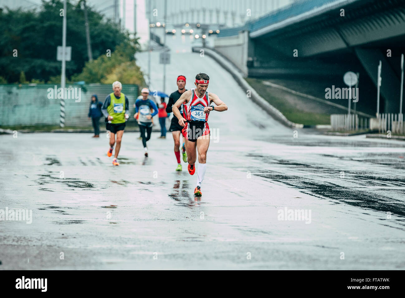 Omsk, Russie - 20 septembre 2015 : athlète ressemble au résultat d'heures de marche pendant le marathon international de Sibérie Banque D'Images