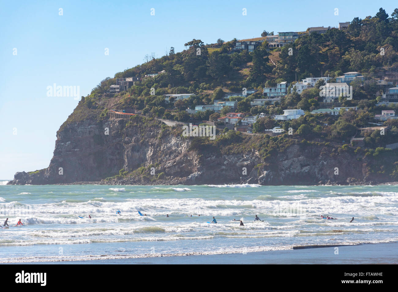 Les surfeurs à Scarborough Beach, Sumner, Christchurch, Canterbury, île du Sud, Nouvelle-Zélande Banque D'Images