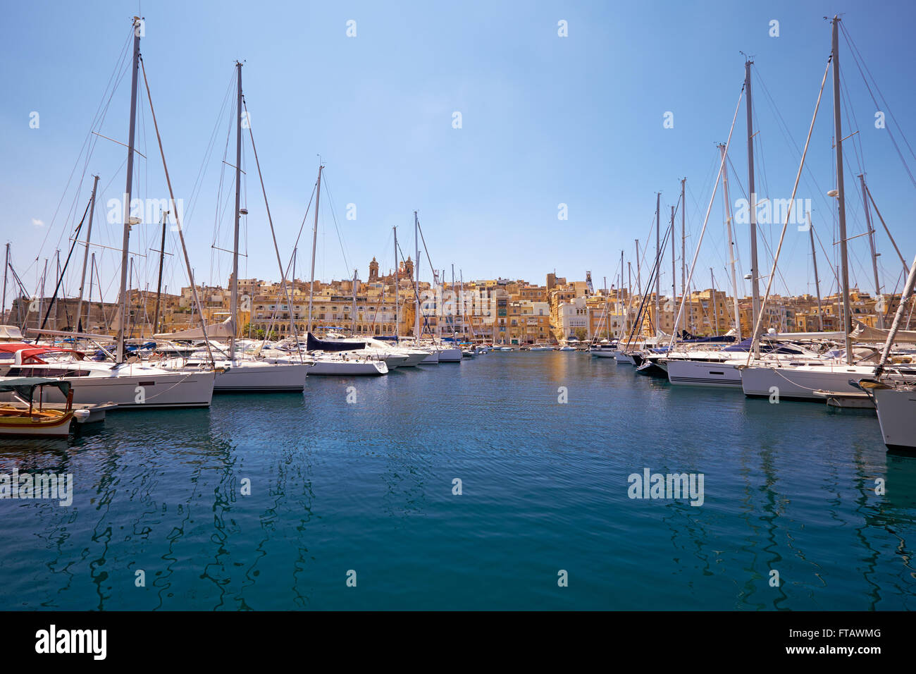 L'avis de yachts amarrés dans le port de l'arsenal creek entre Gzira et Sliema sur la péninsule de Bodrum avec arrière-plan. Malt Banque D'Images