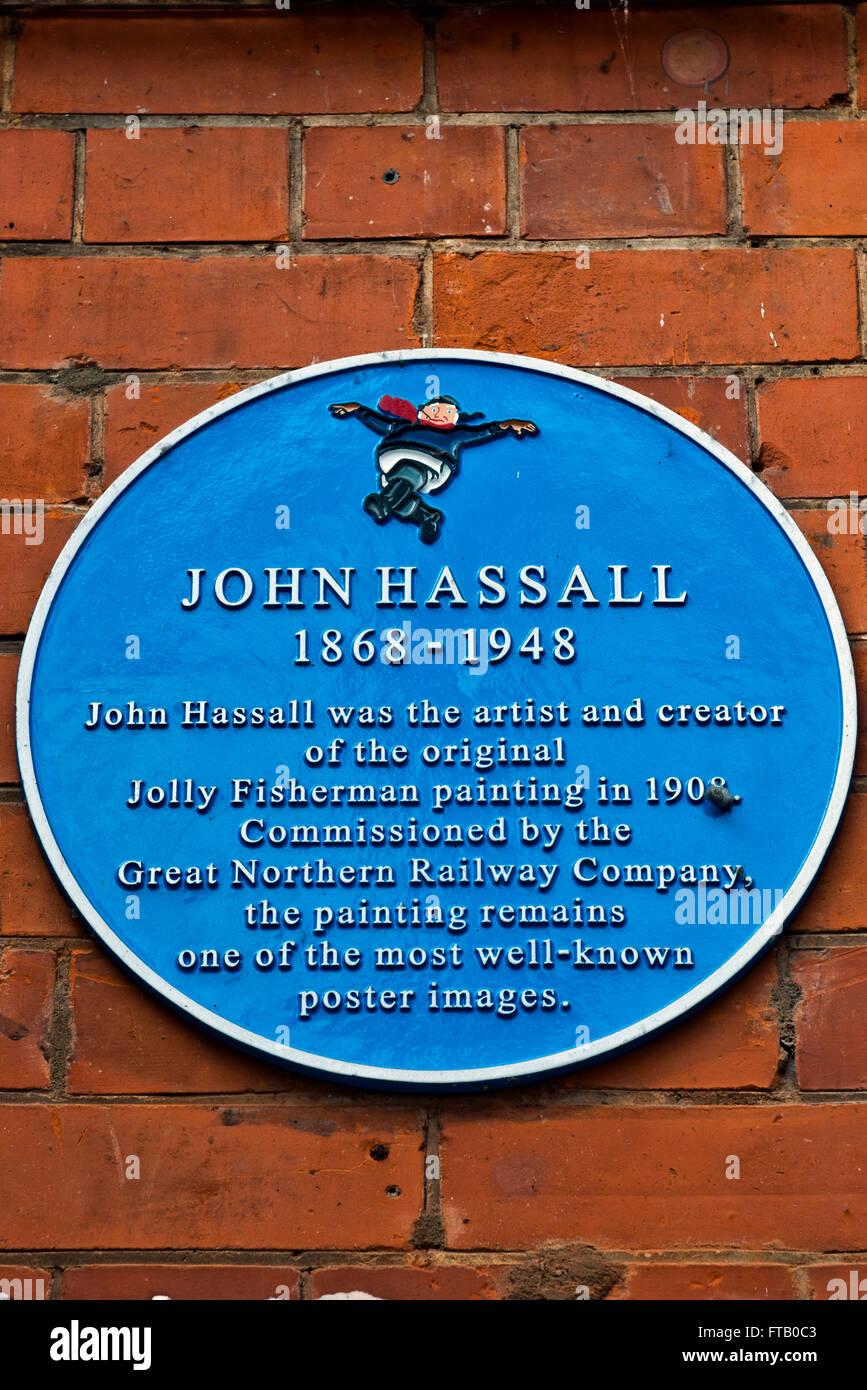 Blue plaque commémorative pour l'artiste John Hassall, qui en 1908 a créé le "Jolly Fisherman pour annoncer au GNR de Skegness. Banque D'Images