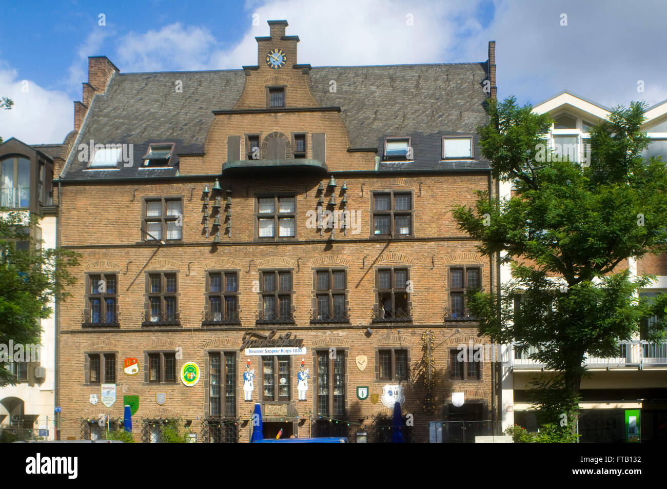 Deutschland, NRW, Neuss, Münsterplatz, Vogthaus 'Haus zu den Hl. Drei Königen' (1597), im Giebel das Schützenglockenspiel Banque D'Images