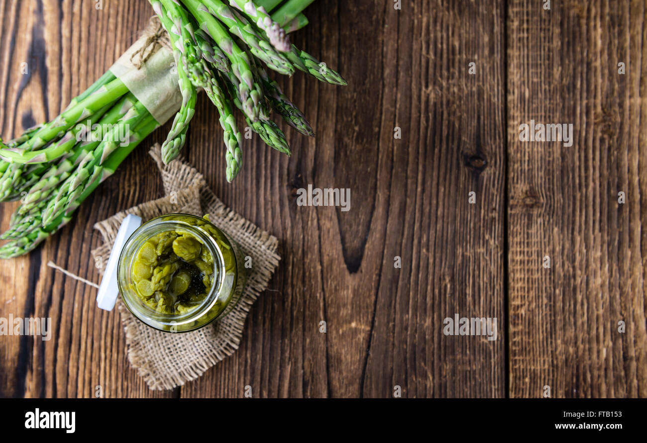 Partie de l'asperge verte (conservé) sur une table en bois Banque D'Images