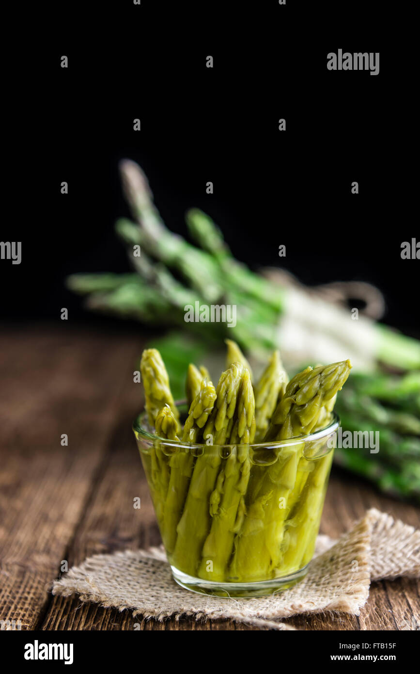 Partie de l'asperge verte (conservé) sur une table en bois Banque D'Images
