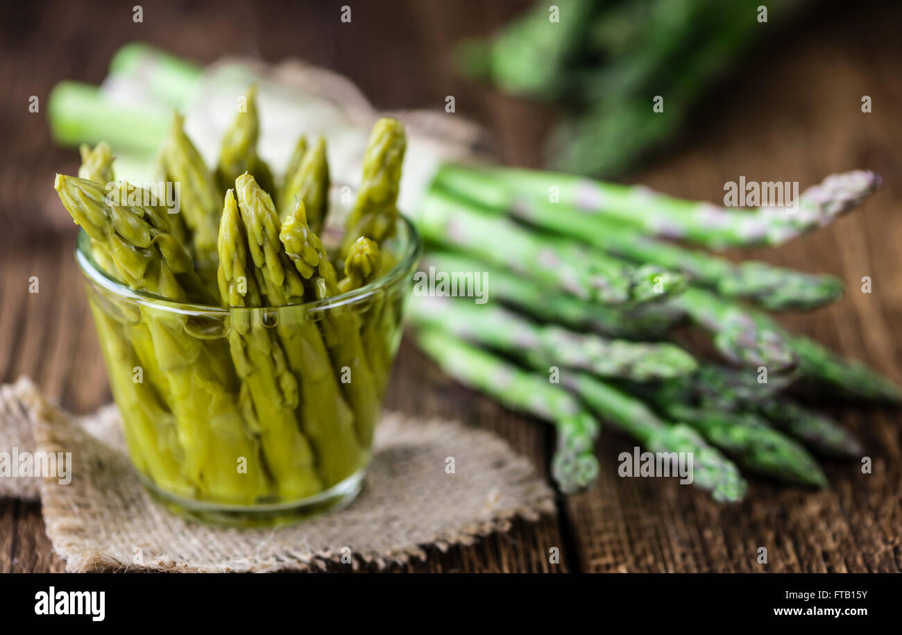 L'asperge verte préservée (selective focus) sur fond de bois Banque D'Images