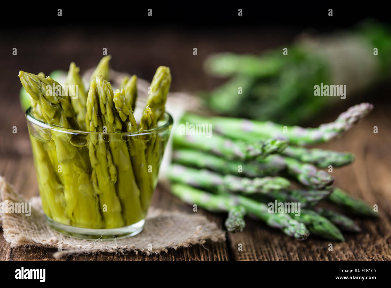 Partie de l'asperge verte (conservé) sur une table en bois Banque D'Images
