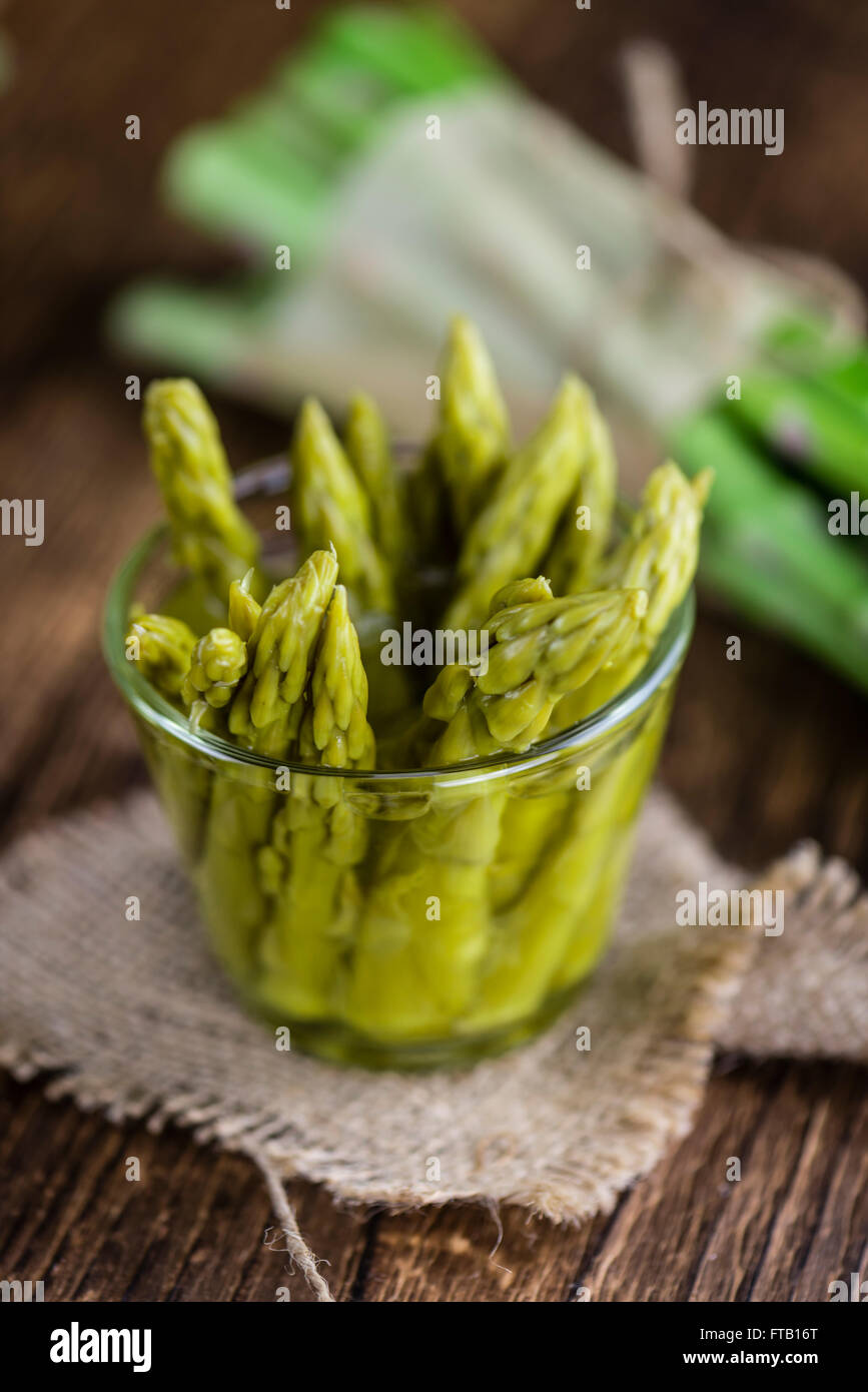 L'asperge verte (conservé) sur une vieille table en bois (selective focus) Banque D'Images