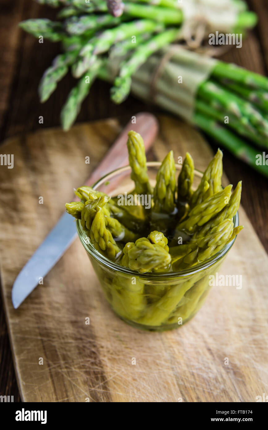 Partie de l'asperge verte (conservé) sur une table en bois Banque D'Images