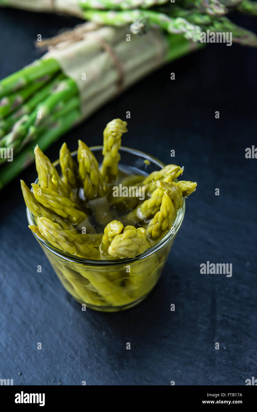 L'asperge verte (close-up shot, selective focus) sur une dalle d'ardoise Banque D'Images