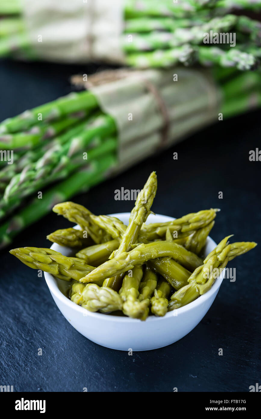 L'asperge verte (close-up shot, selective focus) sur une dalle d'ardoise Banque D'Images