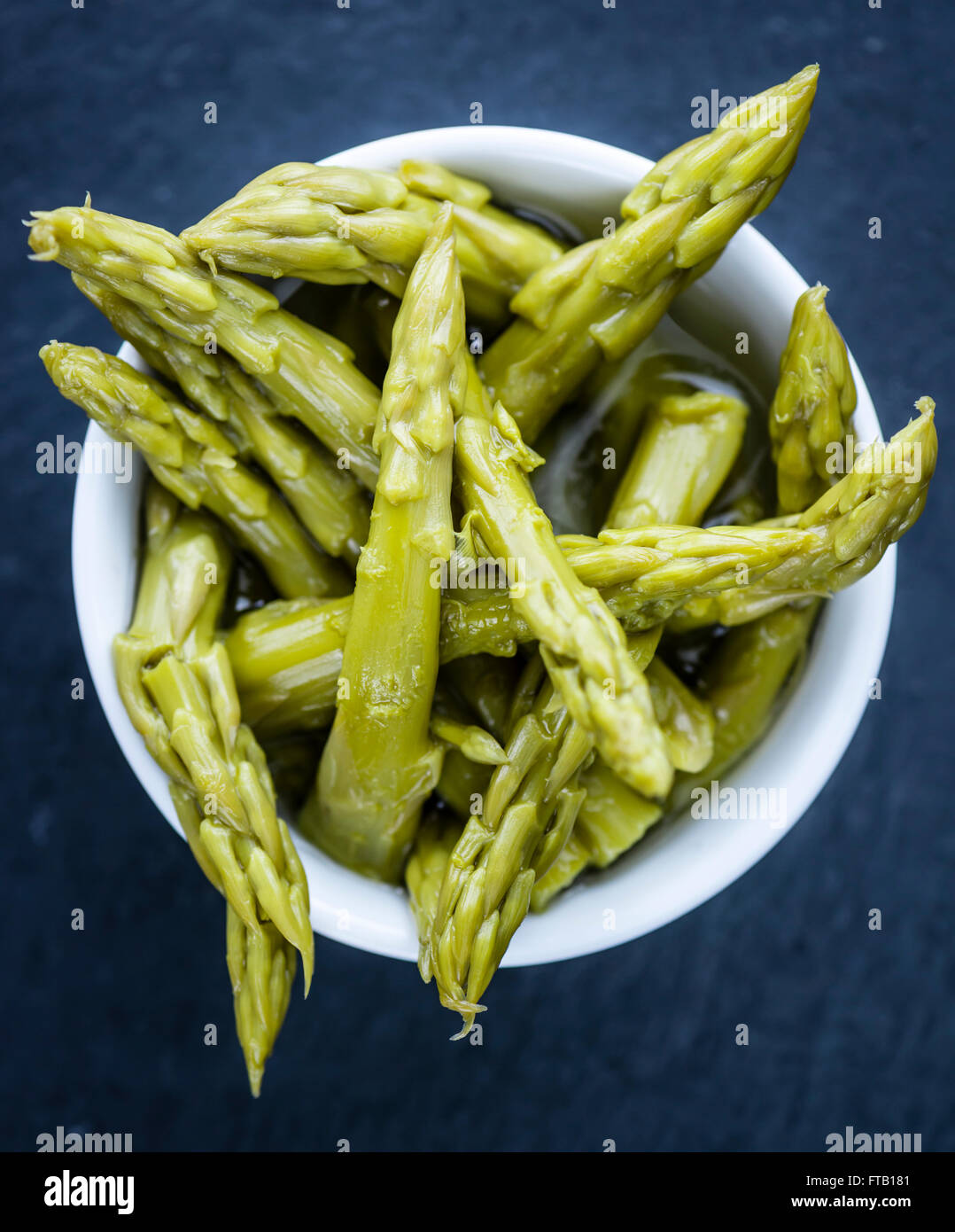 L'asperge verte (close-up shot, selective focus) sur une dalle d'ardoise Banque D'Images