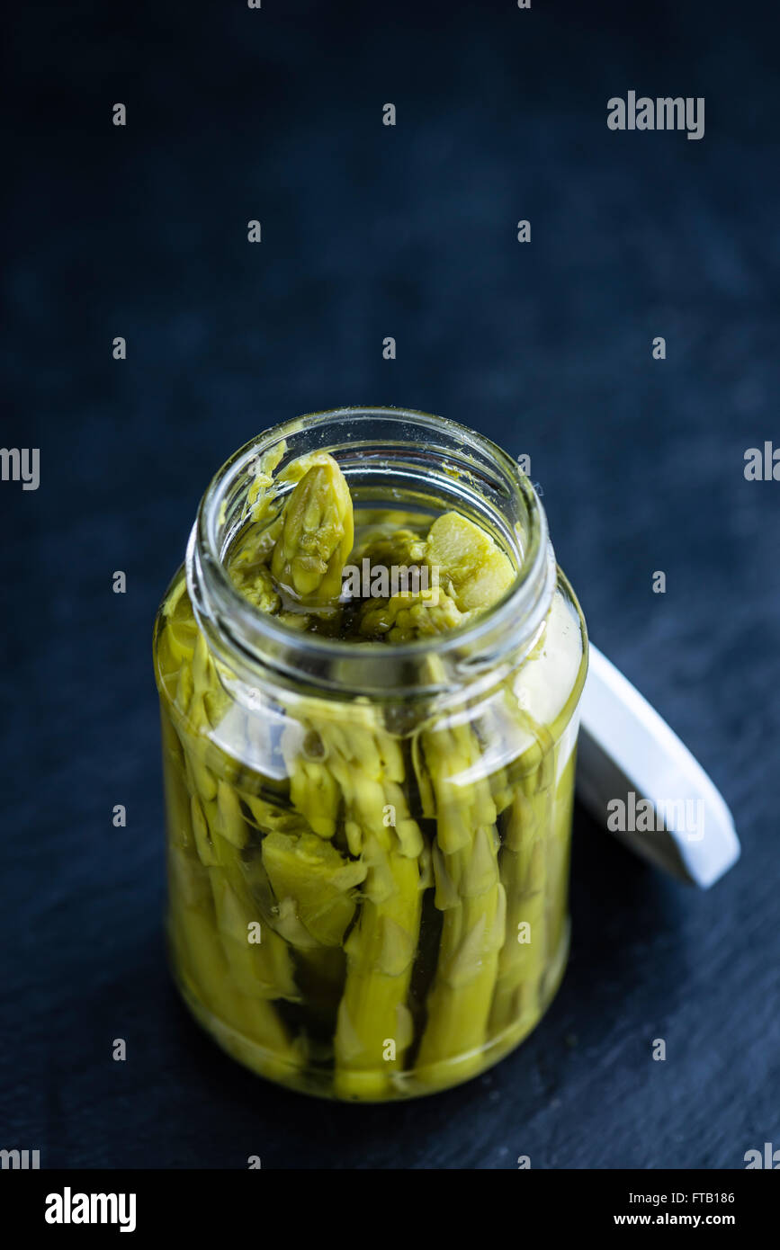 L'asperge verte préservée (selective focus) sur une dalle d'ardoise Banque D'Images