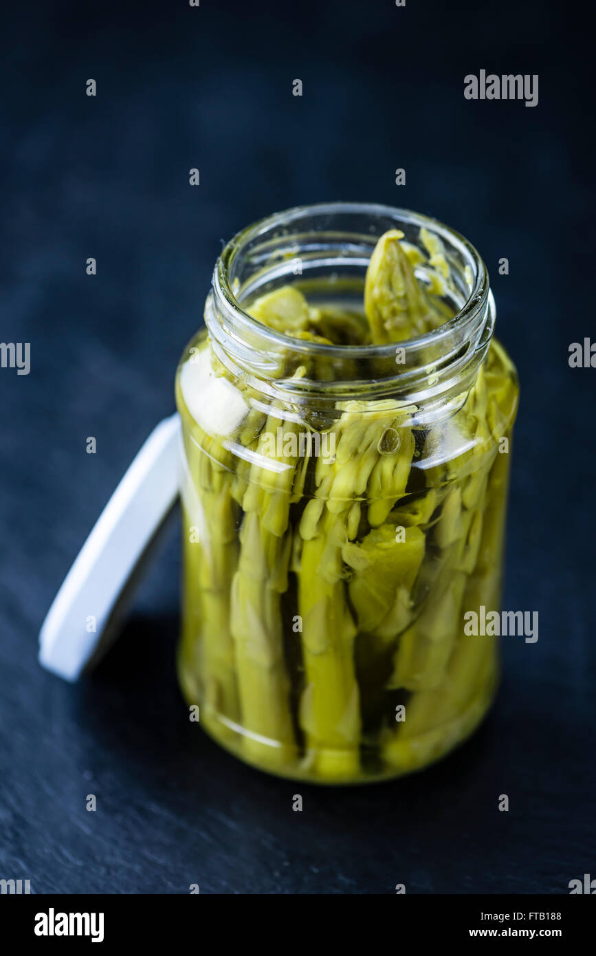 L'asperge verte (close-up shot, selective focus) sur une dalle d'ardoise Banque D'Images