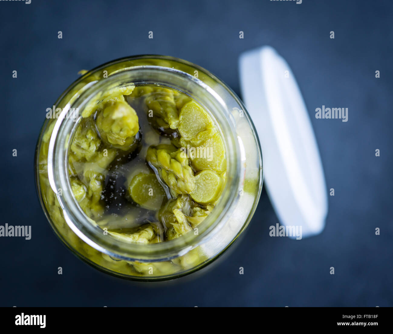 L'asperge verte préservée (selective focus) sur une dalle d'ardoise Banque D'Images