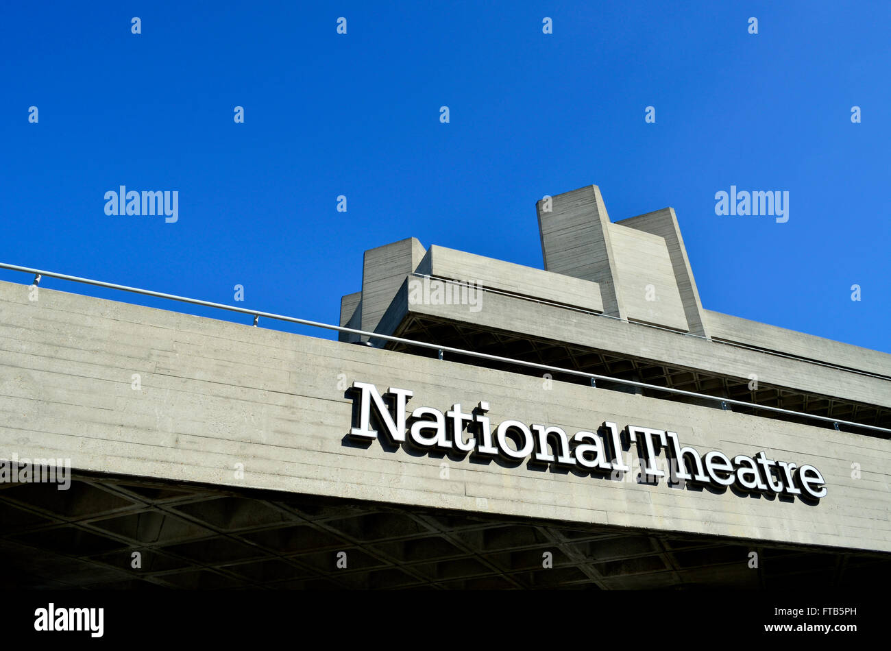 Londres, Angleterre, Royaume-Uni. Théâtre National, (Royal National Theatre / Théâtre National de Grande-Bretagne) sur la Rive Sud... Banque D'Images