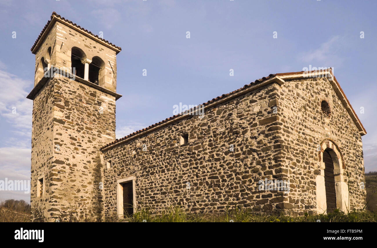 L'église de San Zeno, construit en 1100, de style roman, est en pierre grise, a une forme rectangulaire et est à une nef. Banque D'Images