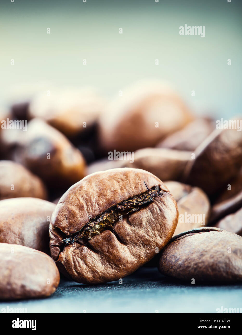 Café en grains on grunge background. Banque D'Images