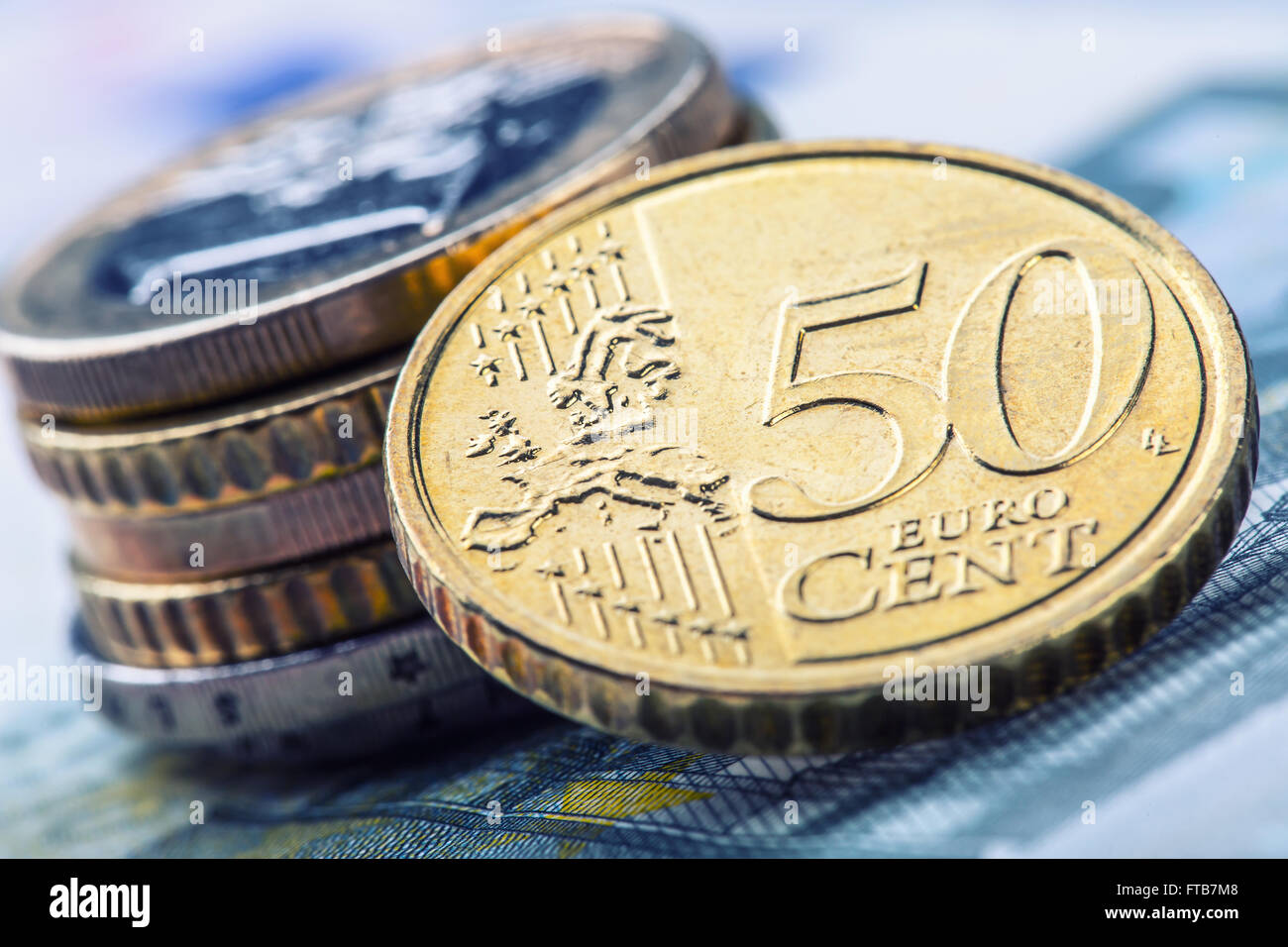 Les pièces en euros. Euro argent. Monnaie Euro.Coins empilés les uns sur les autres dans des positions différentes. Money concept Banque D'Images