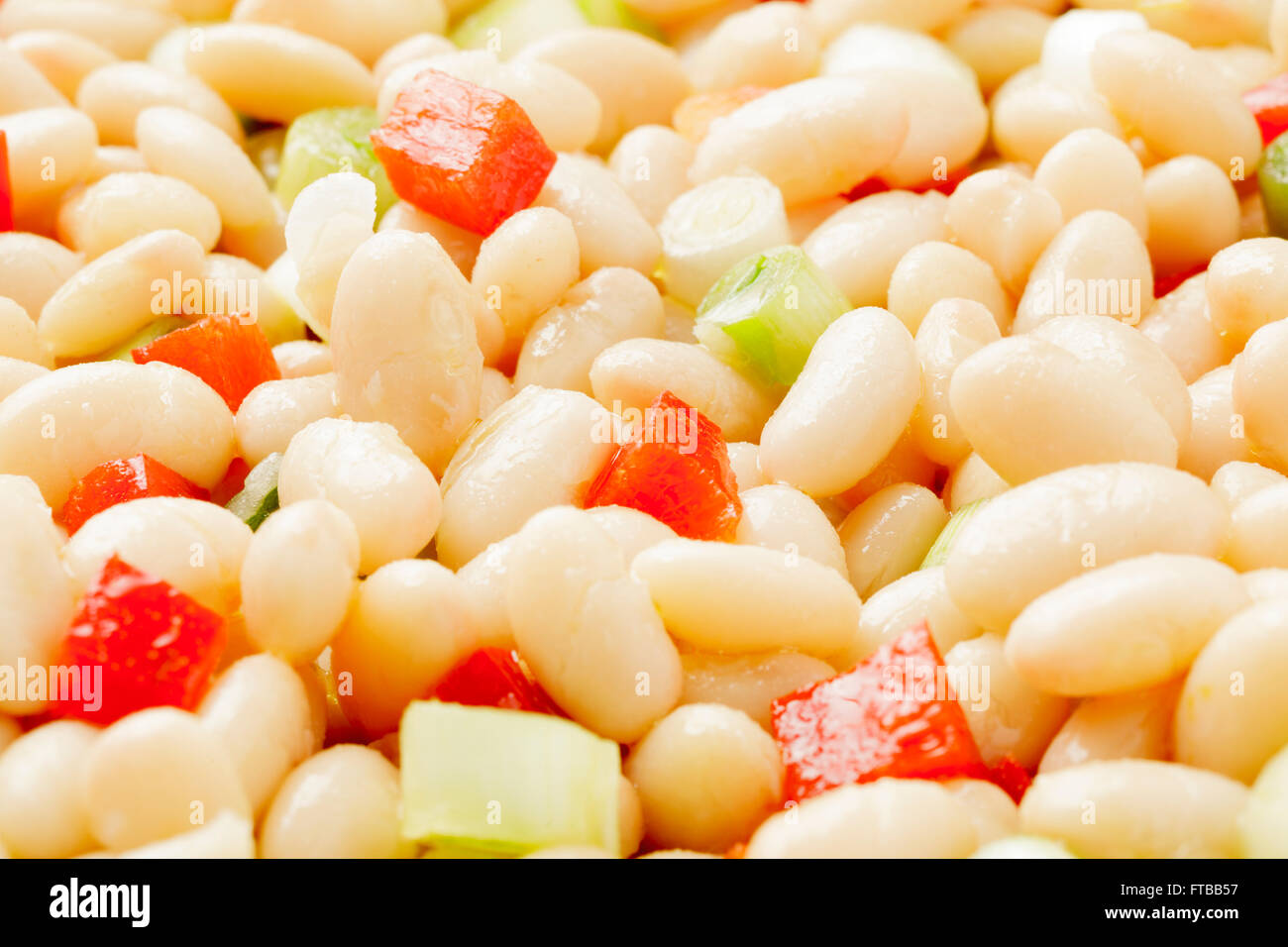 Salade de haricots blancs avec des oignons de printemps et les poivrons rouges Banque D'Images