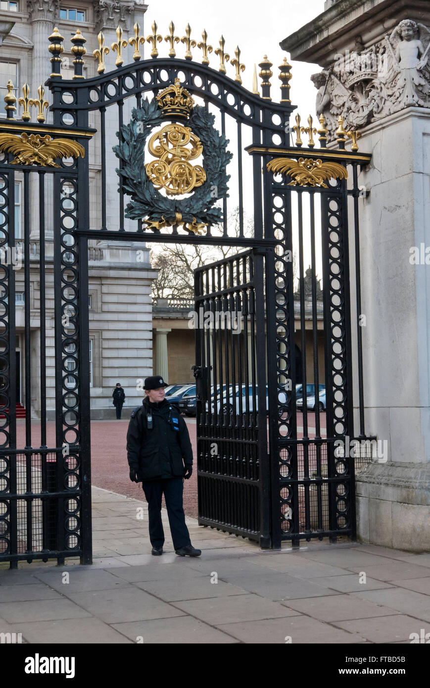 Un policier à la porte du palais de Buckingham, London, Royaume-Uni. Banque D'Images