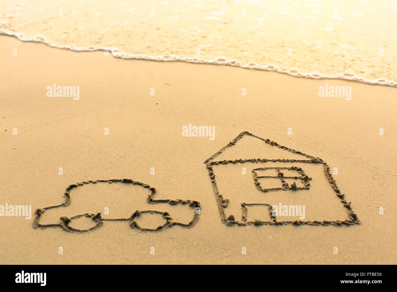 Chambre et une voiture tirée sur la mer plage. Banque D'Images