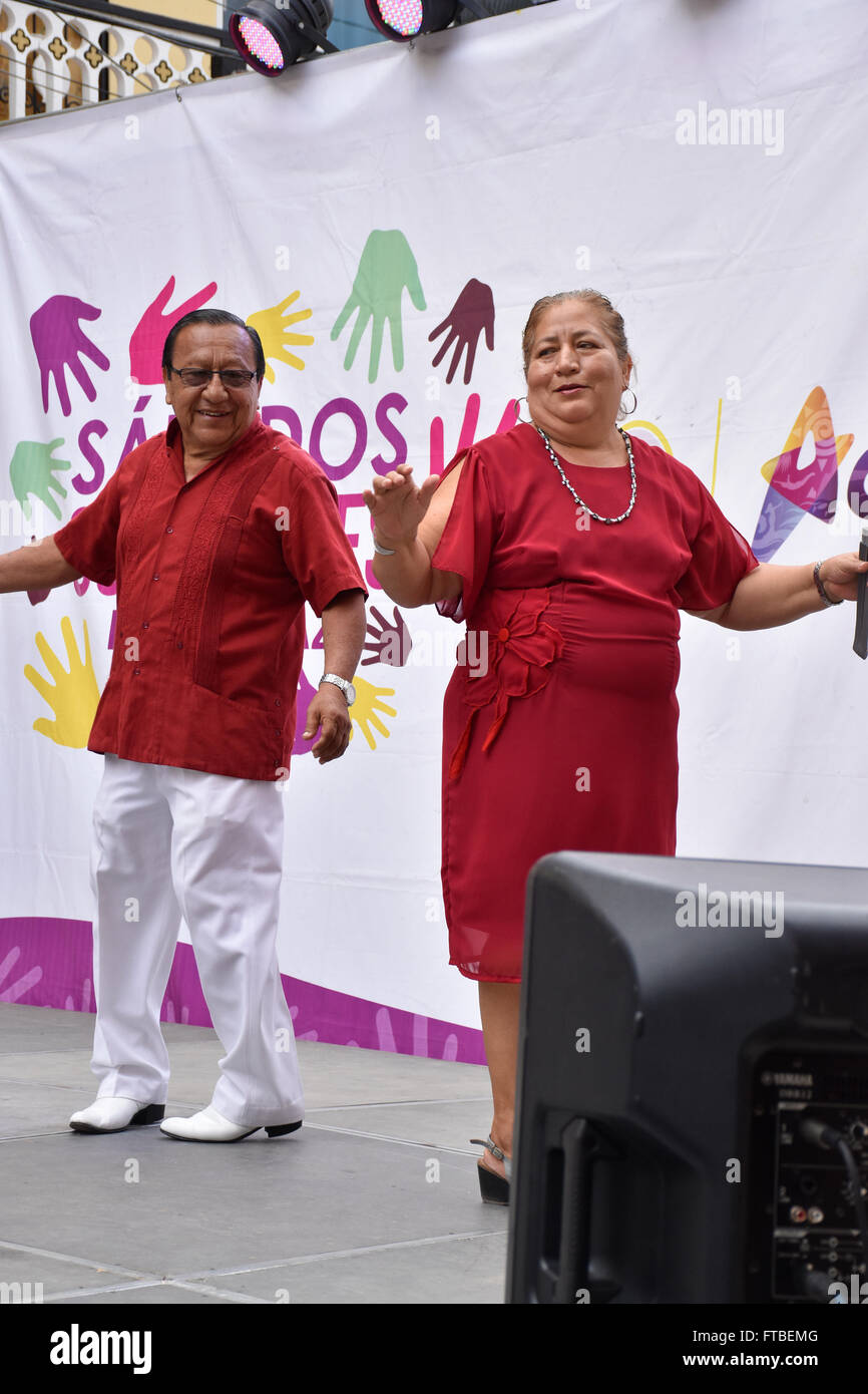 Vieux couple danse au festival culturel local à Acapulco, Mexique Banque D'Images