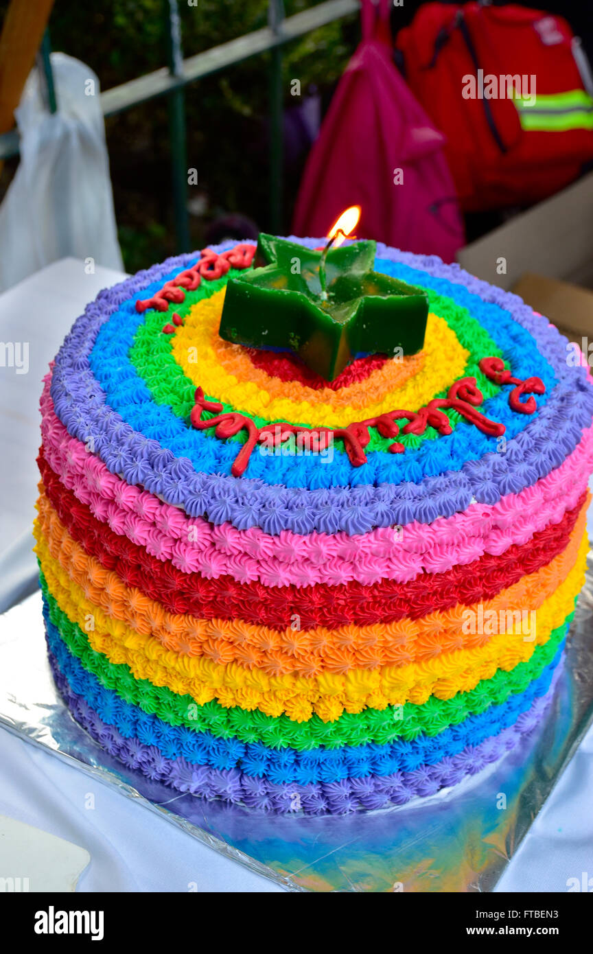Gateau Mexicain Multicolore Pour Feliciter Une Fille Photo Stock Alamy