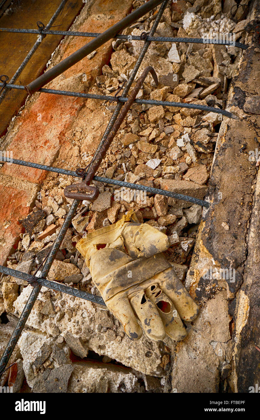 Old glove on construction site Banque D'Images