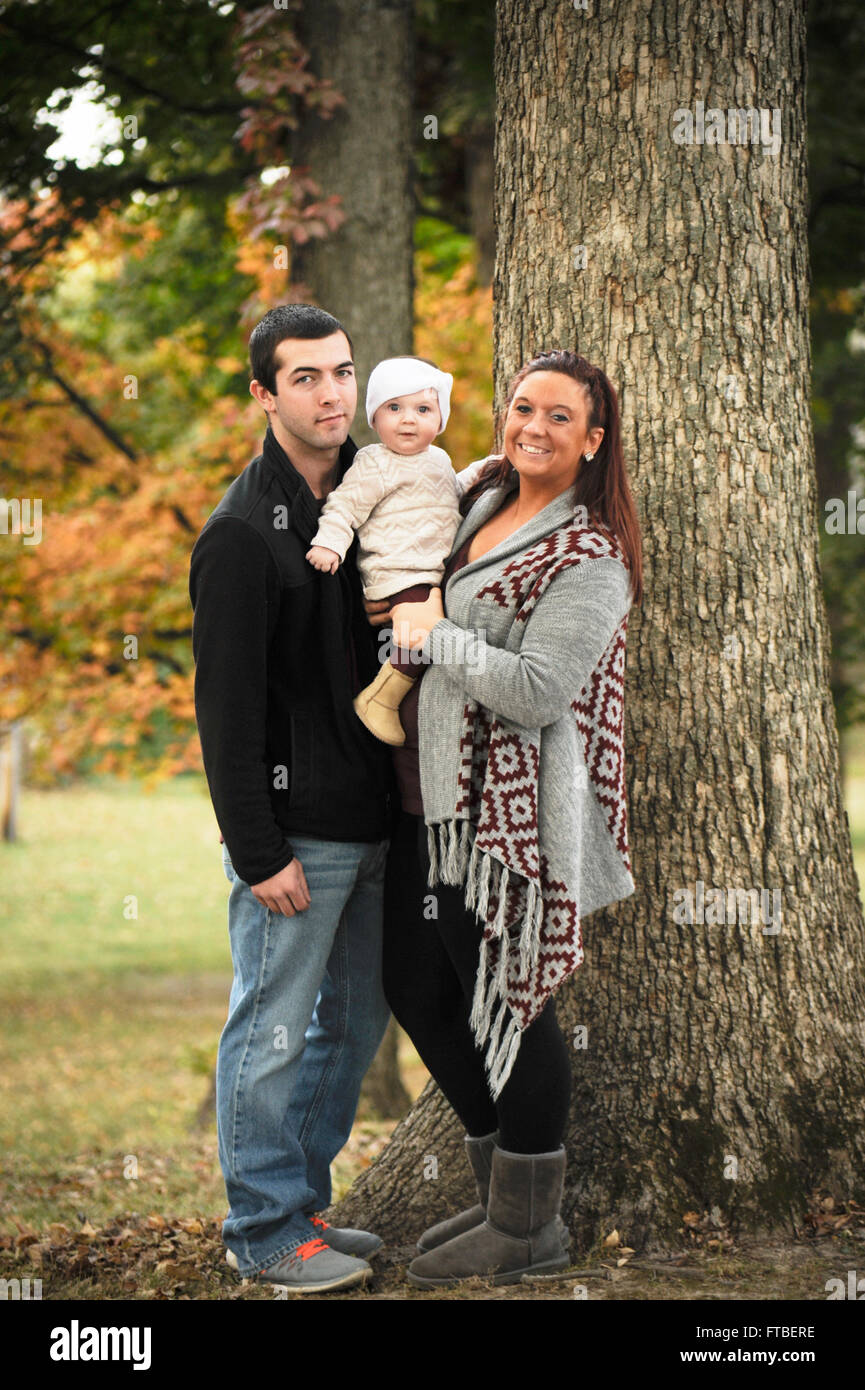 Teen Couple Avec Nouveau Portrait De Bebe Photo Stock Alamy