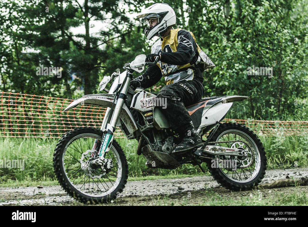 Pilote de motocross en compétition lors de la coupe d'Oural de Course Enduro 'Stone belt 2015" Banque D'Images