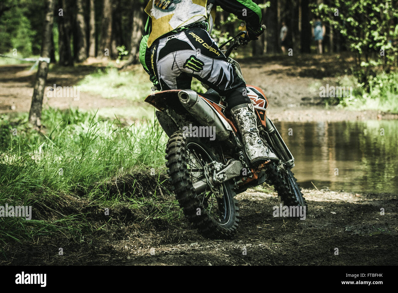 Pilote de motocross en compétition lors de la coupe d'Oural de Course Enduro 'Stone belt 2015" Banque D'Images