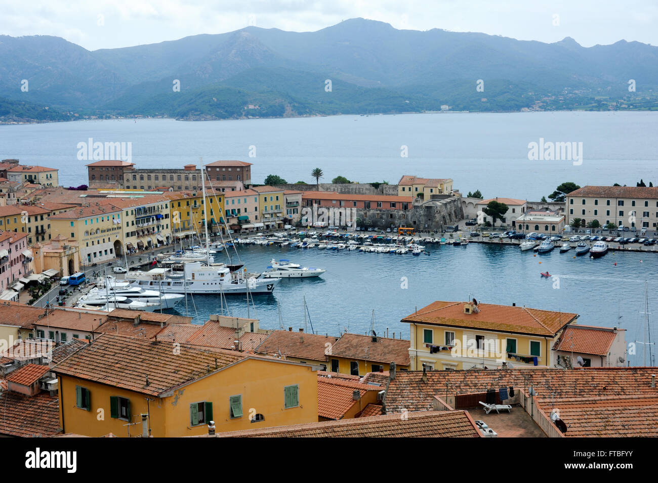 Portoferraio, Italie - 4 juillet 2011 : le port et la vieille ville de Portoferraio sur l'île d'Elbe, Italie Banque D'Images