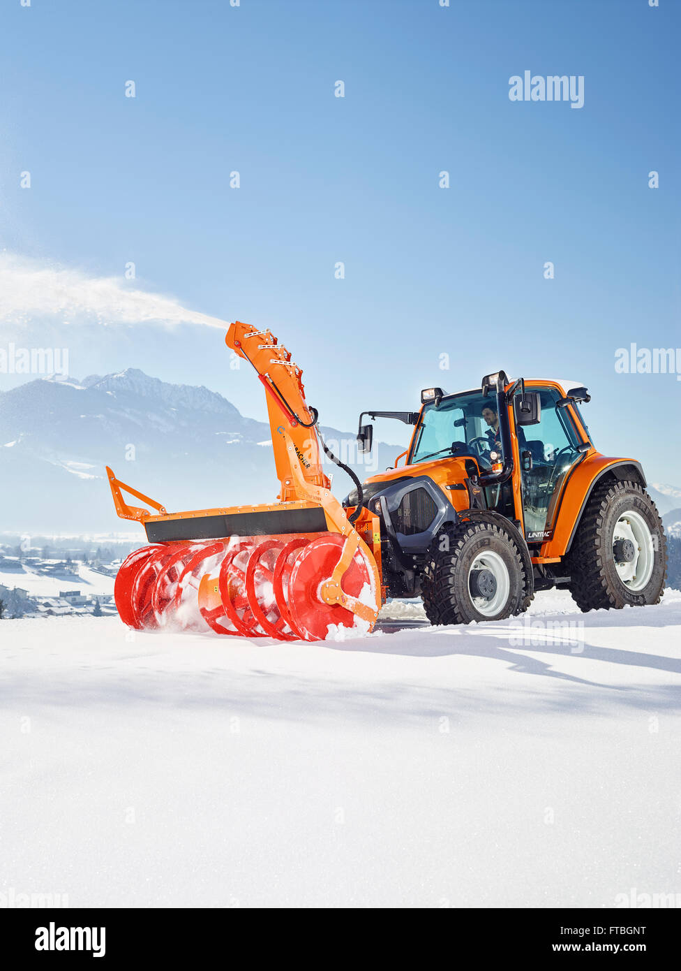 Tracteur avec une souffleuse à neige, de la neige, des services d'hiver  Kundl, vallée de l'Inn, district de Kufstein, Tyrol, Autriche Photo Stock -  Alamy